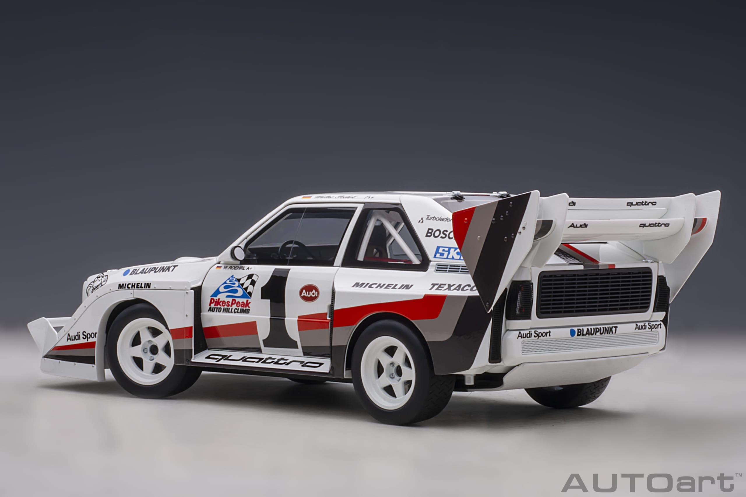 Audi Sport quattro S1 Pikes Peak 1987 Röhrl #1 (Winner) (Sondermodell mit Vitrine und Figur) - Figura 3